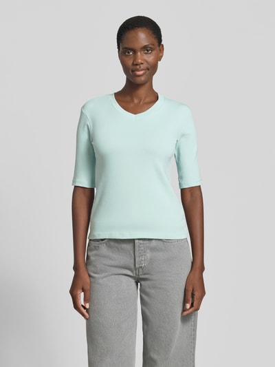 Frauenmodel trägt T-Shirt mit Rundhalsausschnitt von Christian Berg Woman aus Baumwoll-Elasthan-Mix, Slim-Fit, 1/2-Arm, Farbe Hellblau, Rückenlänge bei Größe S 53 cm, Ganzkörperansicht von vorne.