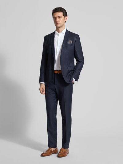 Männermodel trägt Slim Fit Freizeithemd aus reiner Baumwolle von BOSS, Optik: Unifarben, Haifischkragen, Ganzkörperansicht von vorne.