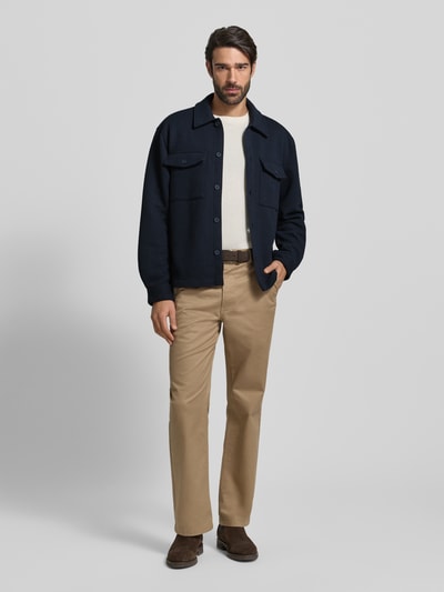 Männermodel trägt Hemdjacke mit Knopfleiste von MCNEAL, dunkelblau, Material-Mix mit Viskose-Anteil, lockerer Schnitt, Ganzkörperansicht von vorne.
