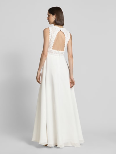 Frauenmodel trägt Abendkleid mit floralem Stitching von Luxuar in Weiß, semitransparentes Design, taillierte Passform, Ganzkörperansicht Rückansicht.