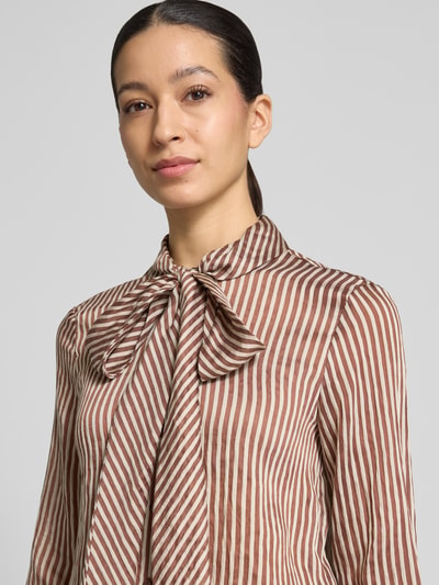 Frauenmodel trägt Regular Fit Schluppenbluse Modell 'CORBAT' von Mango, Lyocell-Mix, Allover-Look, Nahaufnahme Oberkörper. Rückenlänge bei Größe S: 65 cm, Ärmellänge bei Größe S: 61 cm.