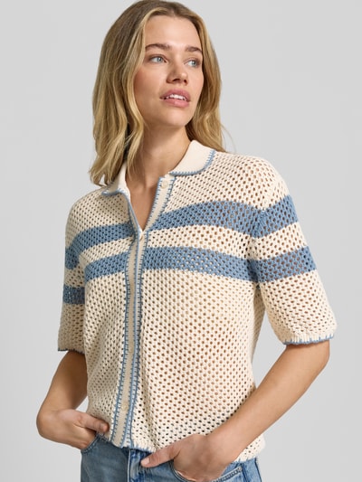 Modelka nosi Cardigan mit Polokragen und 1/2-Arm von Jake*s Casual z bawełny, prosty krój, kremowo-niebieskie paski, z przodu, zbliżenie na górę ciała