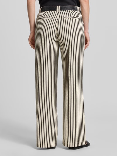Frauenmodel trägt Wide Fit Hose mit Viskose-Anteil von Christian Berg Woman im Material-Mix mit Streifen, Ganzkörperansicht Rückansicht.