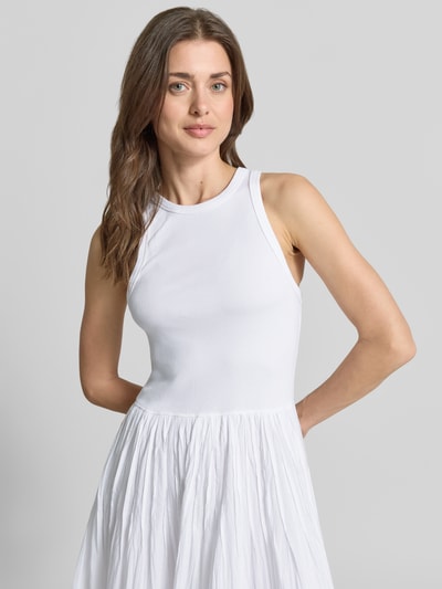 Modelka kobieca nosi Fit and Flare Sommerkleid aus Baumwoll-Mix od Polo Ralph Lauren, biała jednolita tkanina z okrągłym dekoltem, bawełniany materiał z detalami z ażurowym wstawkami, długość maxi, widok na górną część ciała od przodu.