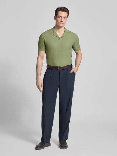 Männermodel trägt Regular Fit Poloshirt mit Reverskragen und V-Ausschnitt von Armani Exchange aus reiner Baumwolle, Ganzkörperansicht von vorne.