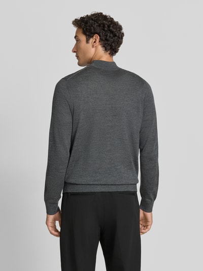 Männermodel trägt Regular Fit Turtleneck aus Woll-Mix von Christian Berg Men, grauer Farbton, gerippte Abschlüsse, Ganzkörperansicht Rückansicht.