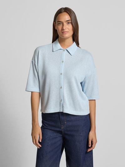 Frauenmodel trägt Strickshirt aus Viskose-Mix mit Polokragen Modell 'Sitrica' von OPUS, Relaxed-Fit, hellblau, Knopfleiste, Ganzkörperansicht von vorne. Rückenlänge bei Größe 36: 54 cm.
