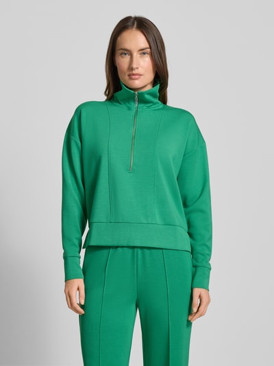 Vrouwenmodel draagt Sweatshirt mit Umlegekragen van Christian Berg Woman, groentint, los model, geribde boorden, voorkant, borstbeeld.