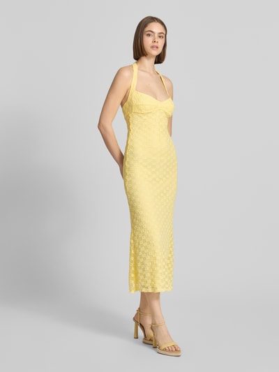 Vrouwenmodel draagt midi-jurk model 'MARIKO' van Bardot, materiaalmix met katoen, nauw aansluitend model, halter, Ganzkörperansicht van voren.