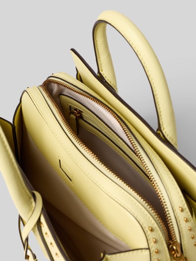 Produktfoto, Handtasche mit Logo-Detail Modell 'Laila' von MICHAEL Michael Kors in zartem Gelb, Hauptfach mit Reißverschluss, strukturierte Oberfläche, abnehmbarer Trageriemen, ca. 29 cm Breite, 19 cm Länge, 11 cm Tiefe, Schulterriemen ca. 130 cm, Innenfächer sichtbar, goldfarbene Details, Kontext Damen Handtasche.