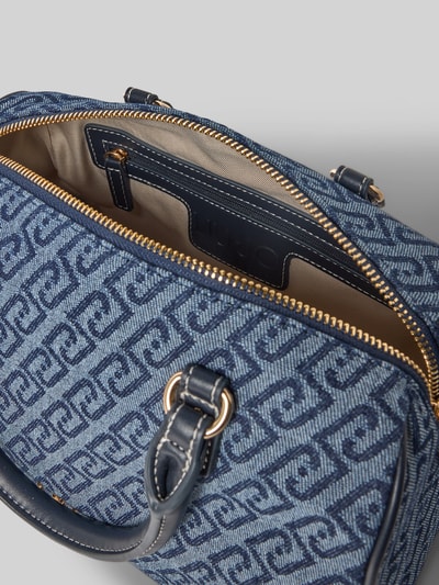 Produktfoto, Satchel in Denim-Optik Modell 'Evrim' von Liu Jo White aus Baumwoll-Mix mit Hauptfach, Reißverschluss, Logo-Detail, abnehmbarem Schulterriemen, 27 x 17 x 16 cm, 120 cm Riemenlänge, blaue Struktur und goldene Akzente.