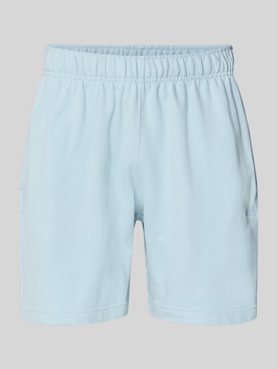 Produktfoto, hellblaue Herren Shorts mit Logo-Stitching Modell 'ZANICA' von Ellesse aus Baumwoll-Mix, Relaxed-Fit, elastischer Bund, seitliche Eingrifftaschen, Gesäßtasche, Bundweite 43 cm, Innenbeinlänge 18 cm.