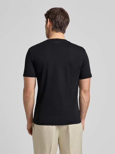 Männermodel trägt Regular Fit T-Shirt mit Motiv-Print von Antony Morato, schwarzer Baumwoll-Mix, Rundhalsausschnitt, Rückenansicht, Rückenlänge 64 cm bei Größe M.