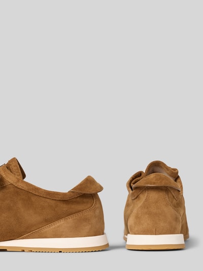 Produktfoto, Sneaker aus echtem Leder mit Logo-Detail von Högl in Braun, abgerundete Passform, Schnürverschluss, profilierte Sohle, Absatzhöhe 2 cm, Schafthöhe 7 cm, Schaftweite 7 cm, leicht strukturierte Oberfläche