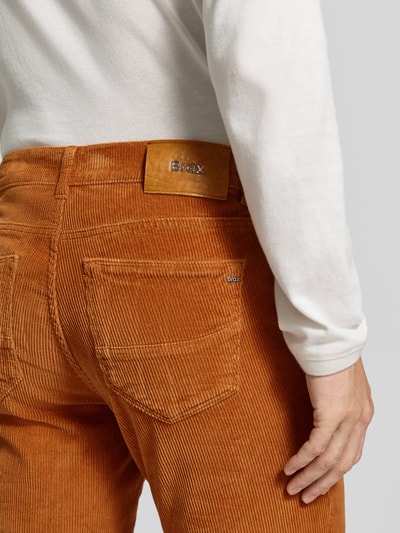 Männermodel trägt Straight Fit Cordhose aus Baumwoll-Mix Modell 'Mythos Flex Cord' von Brax in warmem Rostbraun, Detailaufnahme, Herren Cordhose von Brax.