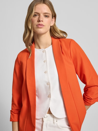 Kobiece modelka nosi Regular Fit Longblazer z dodatkiem wiskozy model 'BOSELLA' od Pieces w intensywnie pomarańczowym kolorze, gładka tekstura, damski longblazer od Pieces, zbliżenie na górną część ciała.