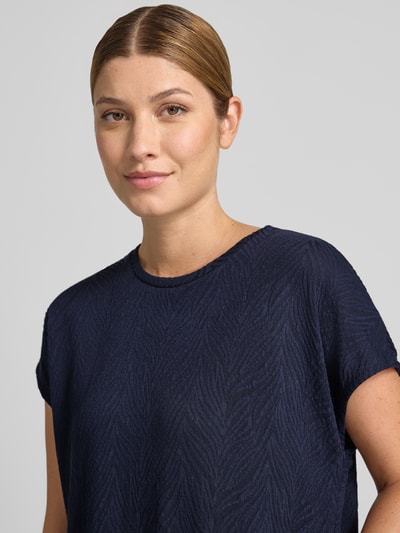 Frauenmodel trägt T-Shirt mit Strukturmuster und Rundhalsausschnitt von Christian Berg Woman in Dunkelblau, Baumwoll-Mix, Regular Fit, Nahaufnahme Oberkörper