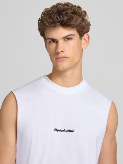 Männermodel trägt T-Shirt mit Stitching von Jack & Jones aus reiner Baumwolle, Relaxed-Fit, Rundhalsausschnitt, Nahaufnahme Oberkörper.
