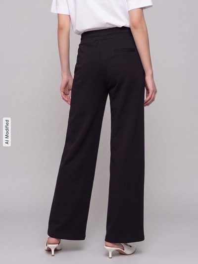 Frauenmodel trägt Hose mit weitem Bein Modell 'KATE' von ICHI, unifarben, elastischer Bund, Gesäßtasche, Ganzkörperansicht Rückansicht, KI-modifiziertes Bild.