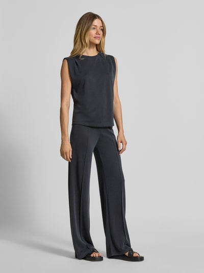 Frauenmodel trägt Top aus Modal-Mix mit Rundhalsausschnitt von Jake*s Collection in Dunkelblau, glatte Oberfläche, Ganzkörperansicht von vorne.