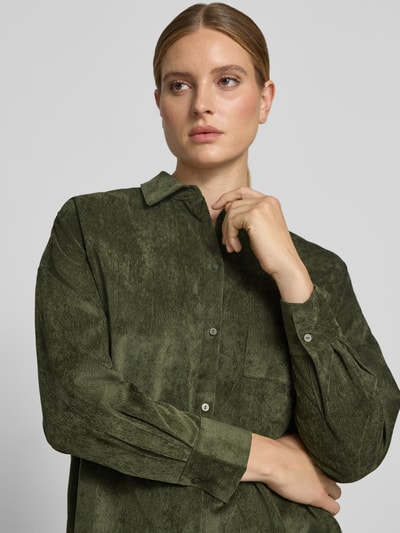 Vrouwenmodel draagt oversized fit blouse met lange mouwen met borstzak model 'SANNE' van VERO MODA in mosgroen, dames, detailopname bovenlichaam.