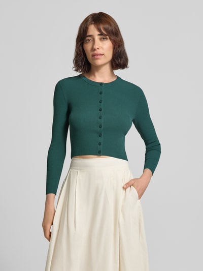 Frauenmodel trägt grüne Slim Fit Strickjacke aus Viskose-Mix Modell 'WKDTENNIS' von Max Mara, Damen Strickjacke von Weekend Max Mara, Nahaufnahme Oberkörper.