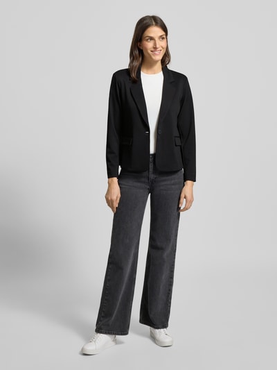 Kobiece modelka nosi Regular Fit Blazer mit Viskose-Anteil Modell 'Nanni' od FREE/QUENT, czarny kolor, długi rękaw, krój regular fit, elastyczny materiał, długość tyłu w rozmiarze S: 61 cm, szerokość w rozmiarze S: 50 cm, długość rękawa w rozmiarze S: 56 cm, pełen widok z przodu.