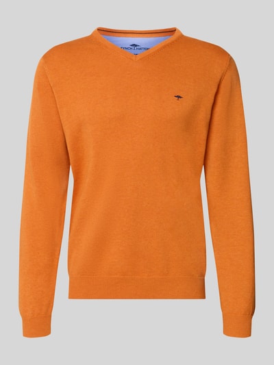 Produktfoto, Strickpullover mit Label-Strickerei von Fynch-Hatton in Orange, reine Baumwolle, gerader Schnitt, V-Ausschnitt, gerippte Abschlüsse.