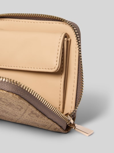 Produktfoto, Portemonnaie in Leder-Optik Modell 'Laurel' von Guess mit Logo-Applikation, Reißverschluss, beige und braune Farbtöne, strukturierte Oberfläche
