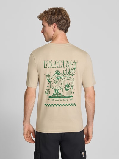 Męski model nosi Regular Fit T-Shirt aus reiner Baumwolle Modell 'BREWY' von JACK & JONES w kolorze beżowym z nadrukiem z napisem, miękka tekstura, długość tyłu w rozmiarze M: 68 cm, Ganzkörperansicht Rückansicht.