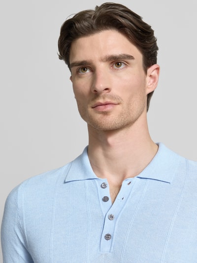 Männermodel trägt Slim Fit poloshirt mit viscose van CINQUE, model 'Gio', lichtblauw, polokraag, viscosemix, nahaufnahme oberkörper.