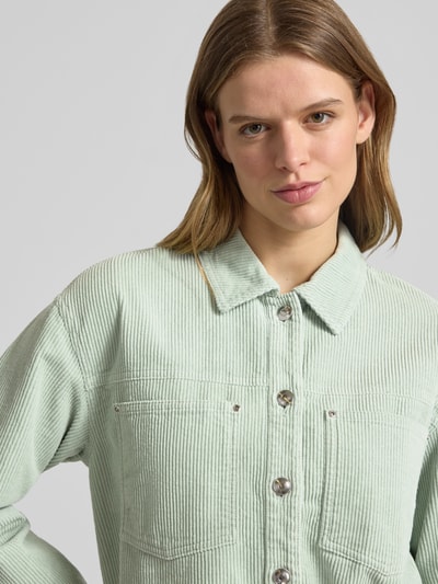 Frauenmodel trägt Regular Fit Hemdjacke aus reiner Baumwolle Modell 'MAIKO-BITTEN' von Only, Cord, Optik: Unifarben, Nahaufnahme Oberkörper.