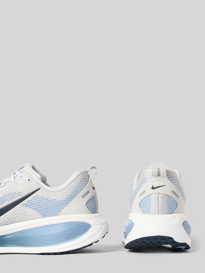 Produktfoto, Sneaker mit Logo-Print Modell 'VOMERO 18' von Nike, Herren Sneaker von Nike in Weiß mit hellblauen und schwarzen Akzenten, strukturierte Oberfläche, Gummisohle