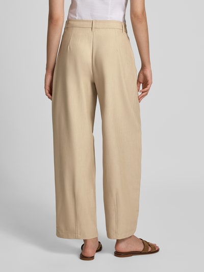 Frauenmodel trägt Slim Fit Anzughose mit Viskose-Anteil Modell 'BOSELLA' von PIECES in Beige, Stoff mit glatter Textur, Ganzkörperansicht Rückansicht.