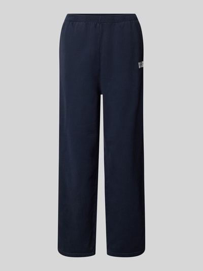 Produktfoto, dunkelblaue Sweatpants mit Label-Print, elastischer Bund, relaxed Fit, reine Baumwolle, Modell 'PLIZZY' von American Vintage