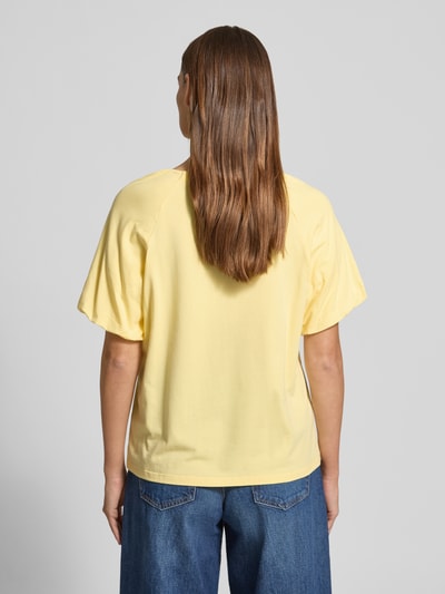 Vrouwenmodel draagt Regular Fit T-Shirt met viscose-aandeel model 'Ruffel' van Fynch-Hatton, katoenmix, ronde hals, logo, gele kleur, ruglengte maat S 57 cm, volledige rugaanzicht.