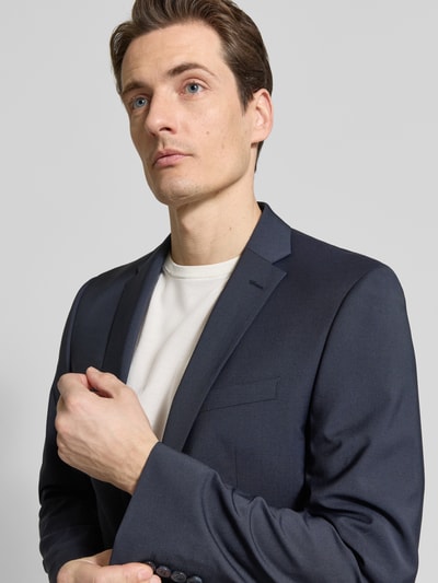 Männermodel trägt Slim Fit 2-Knopf-Sakko mit Pattentaschen Modell 'Allen' von DIGEL aus reiner Viskose, Nahaufnahme Oberkörper.