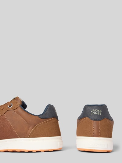 Produktfoto, Sneaker met label-details model 'BARNEY' van Jack & Jones in bruin met afgeronde neus, gestructureerde zool, maat 44 context.