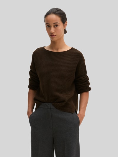 Frauenmodel trägt Relaxed Fit Pullover aus Schurwoll-Mix von Marc O'Polo in Dunkelbraun, strukturierte Oberfläche, Nahaufnahme Oberkörper, Damen Pullover von Marc O'Polo.