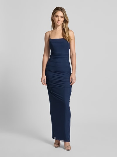 Frauenmodel trägt Abendkleid mit Raffungen und Spaghettiträgern von Hey Kyla in Dunkelblau, gerader Schnitt, Chiffon, Maxikleid, Ganzkörperansicht von vorne.