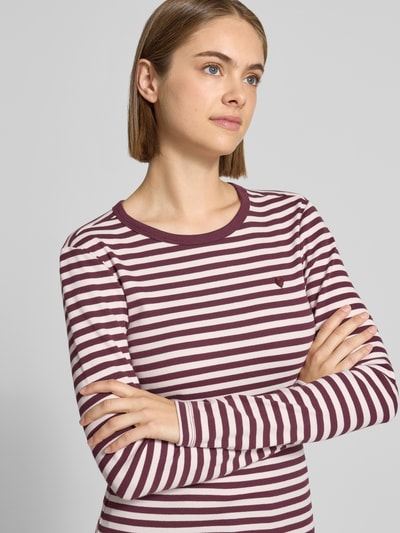 Frauenmodel trägt Regular Fit Langarmshirt aus Baumwoll-Mix Modell 'VAL' von ONLY, Streifenmuster in Bordeaux und Weiß, Nahaufnahme Oberkörper, Damen Langarmshirt von ONLY