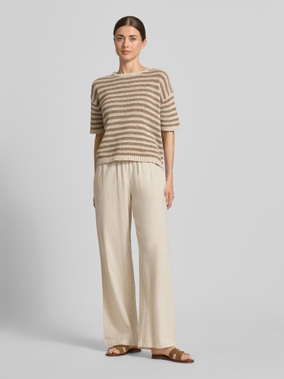 Frauenmodel trägt Weite Hose aus Baumwoll-Leinen-Mix Modell 'CAIA' von Vero Moda, Optik: Unifarben, Passform: Wide Leg, seitliche Eingrifftaschen, Bundabschluss: Elastisch, Verschluss: Tunnelzug, Material mit leichter Struktur, Ganzkörperansicht von vorne.