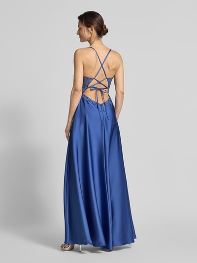 Frauenmodel trägt Abendkleid mit Stitchings und rückseitiger Schnürung von Laona aus blauem Satin, taillierter Schnitt, Maxikleid, Rückansicht Ganzkörperansicht. Rückenlänge bei Größe 36: 143 cm, Brustweite 37 cm, Ziersteinbesatz, glänzende Textur.
