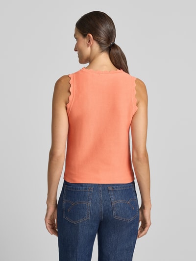 Frauenmodel trägt Slim Fit Top aus Viskose-Mix von Tom Tailor Denim in Orange, unifarben mit Wellenkanten, Ganzkörperansicht Rückansicht.