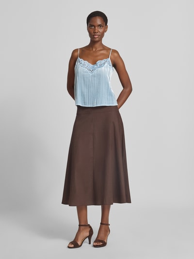 Frauenmodel trägt Blusentop mit verstellbaren Spaghettiträgern von Jake*s Casual in Hellblau mit Spitzen-Detail, Ganzkörperansicht von vorne.