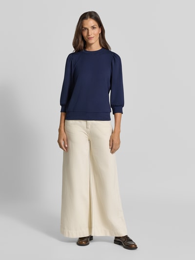Vrouwenmodel draagt Relaxed Fit sweatshirt uit elastische modalmix van Rich & Royal in blauw met plooien op schouderpartijen, ronde hals, 3/4-mouwen, dames sweatshirt, frontale volledige lichaamsaanzicht.