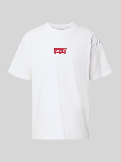 Produktfoto, T-Shirt mit Label-Detail von Levi's®, weiß, reine Baumwolle, lockerer Schnitt, gerippter Rundhalsausschnitt, Rückenlänge 72 cm bei Größe M