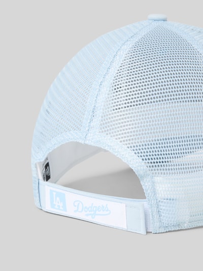 Produktfoto, lichtblauwe trucker cap met witte labelstitching, mesh structuur, verstekte klep, Model 'MIDI HOMEFIELD 940®' van New Era, Heren, in grootte verstelbaar.