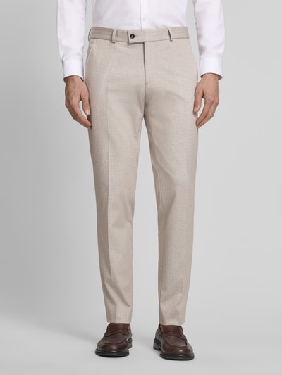Männermodel trägt Slim Fit Stoffhose mit Viskose-Anteil Modell 'Paco' von CG - Club of Gents, Beige, Bügelfalten, Eingriffstaschen, Knopf- und Reißverschluss, Elastischer-Material-Mix, Ganzkörperansicht von vorne.