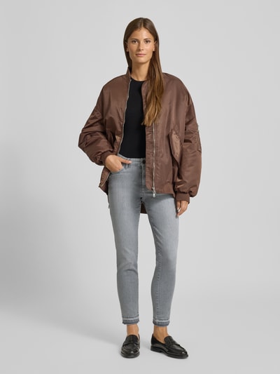 Marc Cain Jeansy o kroju slim fit z efektem znoszenia i ozdobnymi kamieniami Jasnoszary 1